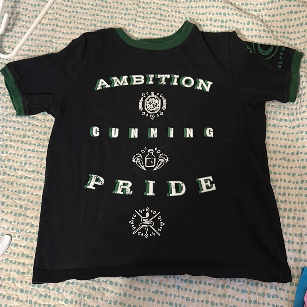 Universal Studios Wizarding World of Harry Potter Slytherin Tee size S